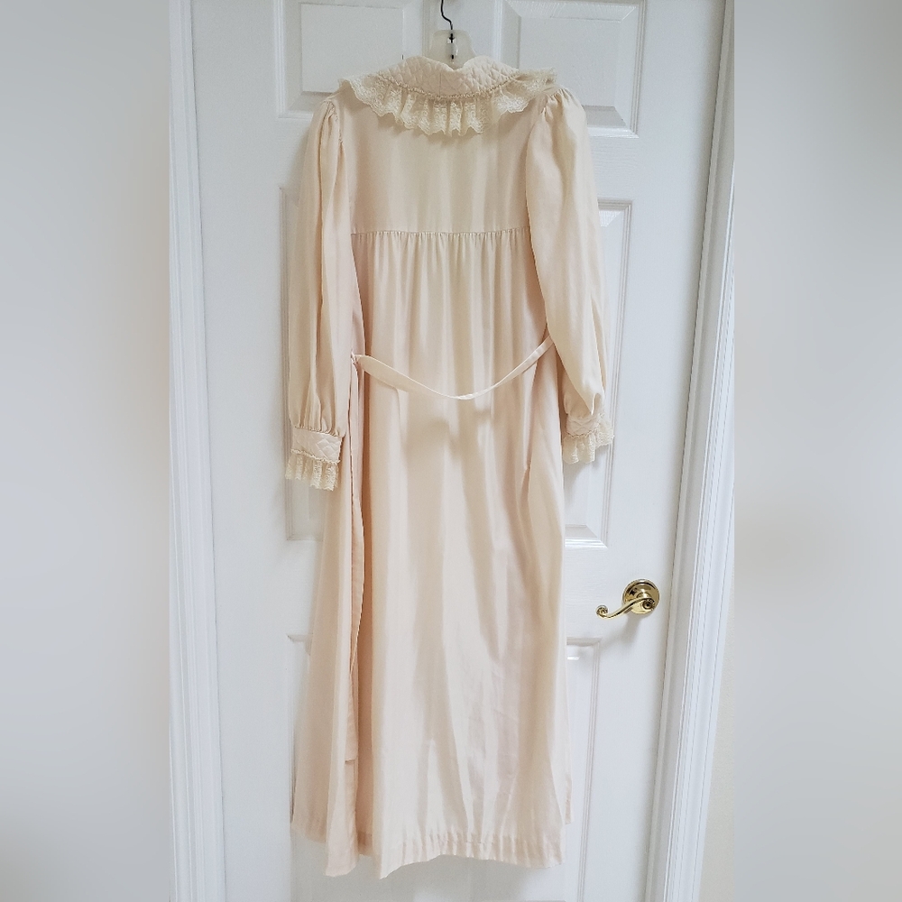 Gorgeous Vintage Robe - Picture 4 of 8